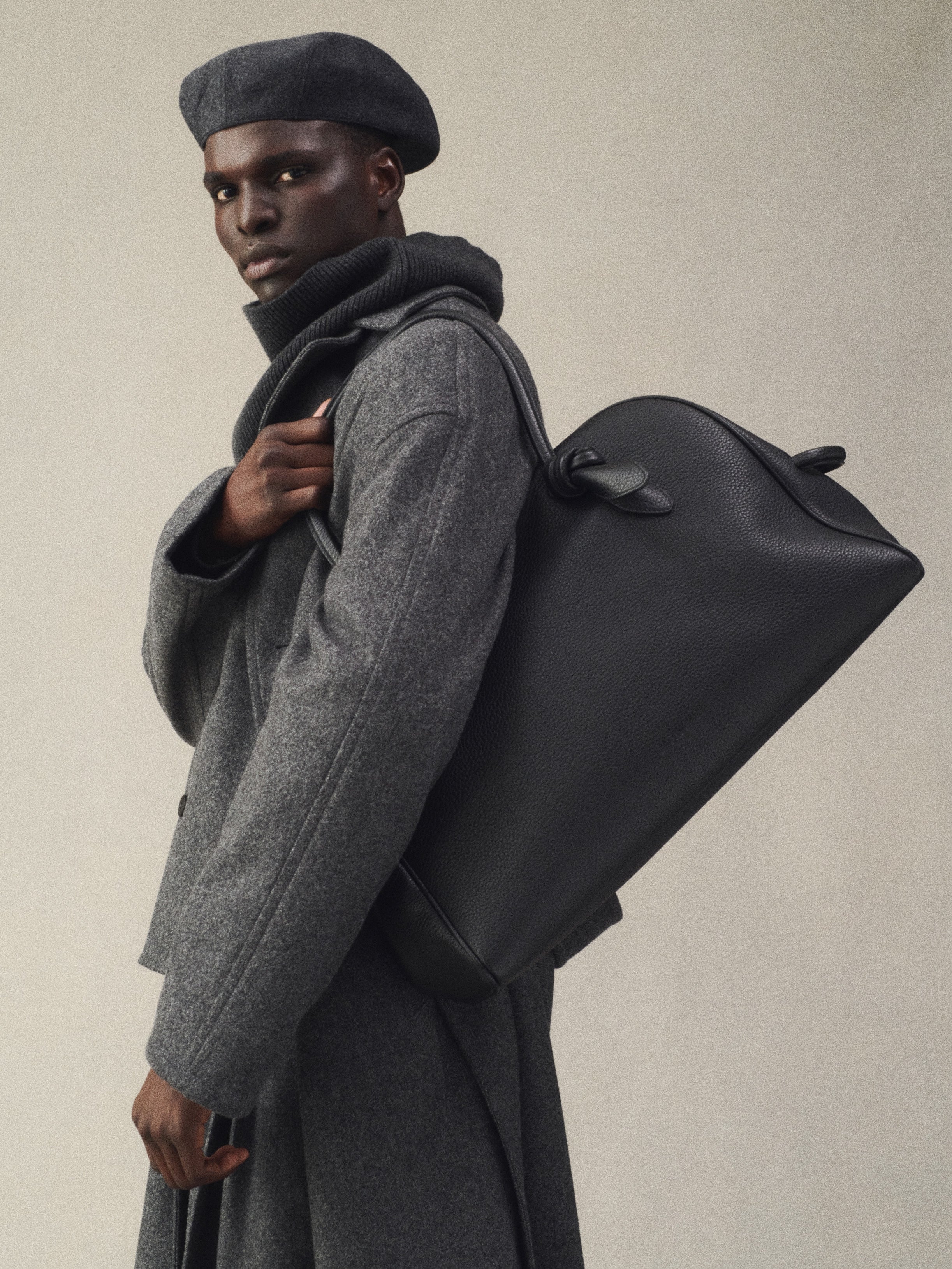 Пътна чанта Travel bag Jacquemus Le Grand Tourisme BAU00427AC03A03990 Black lifestyle view