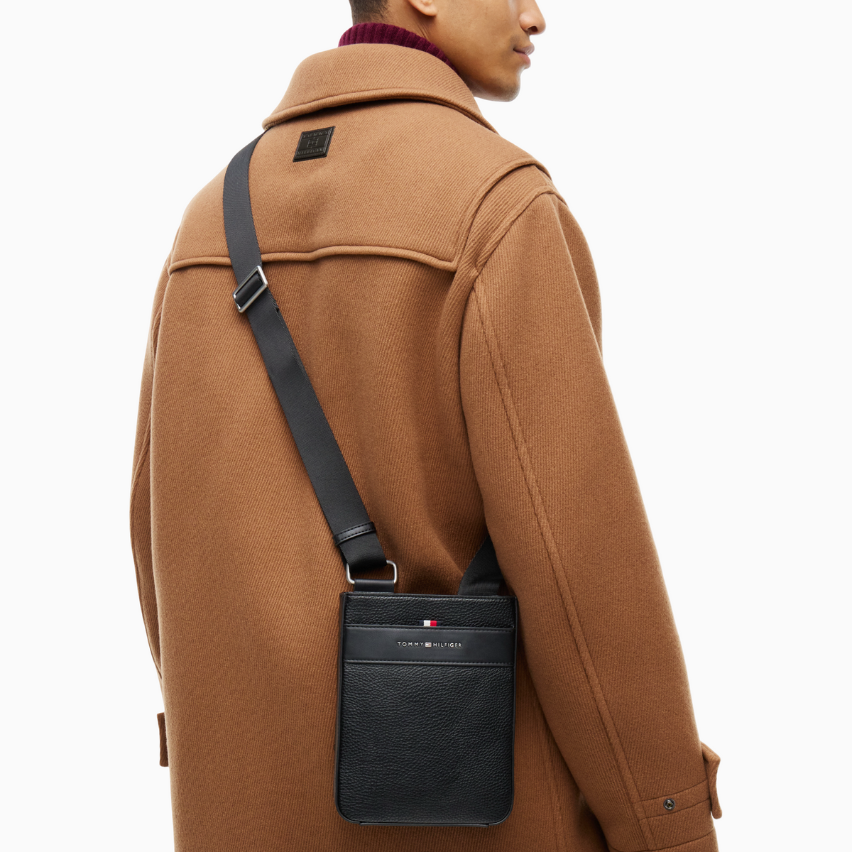 Мъжка чанта Tommy Hilfiger Men Crossbody Bag AM0AM14697 BDS Model View