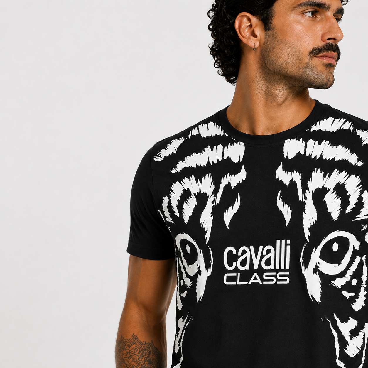 Мъжка черна тениска Cavalli Class Men T-shirt QXT62UJD060 05051 Close-Up