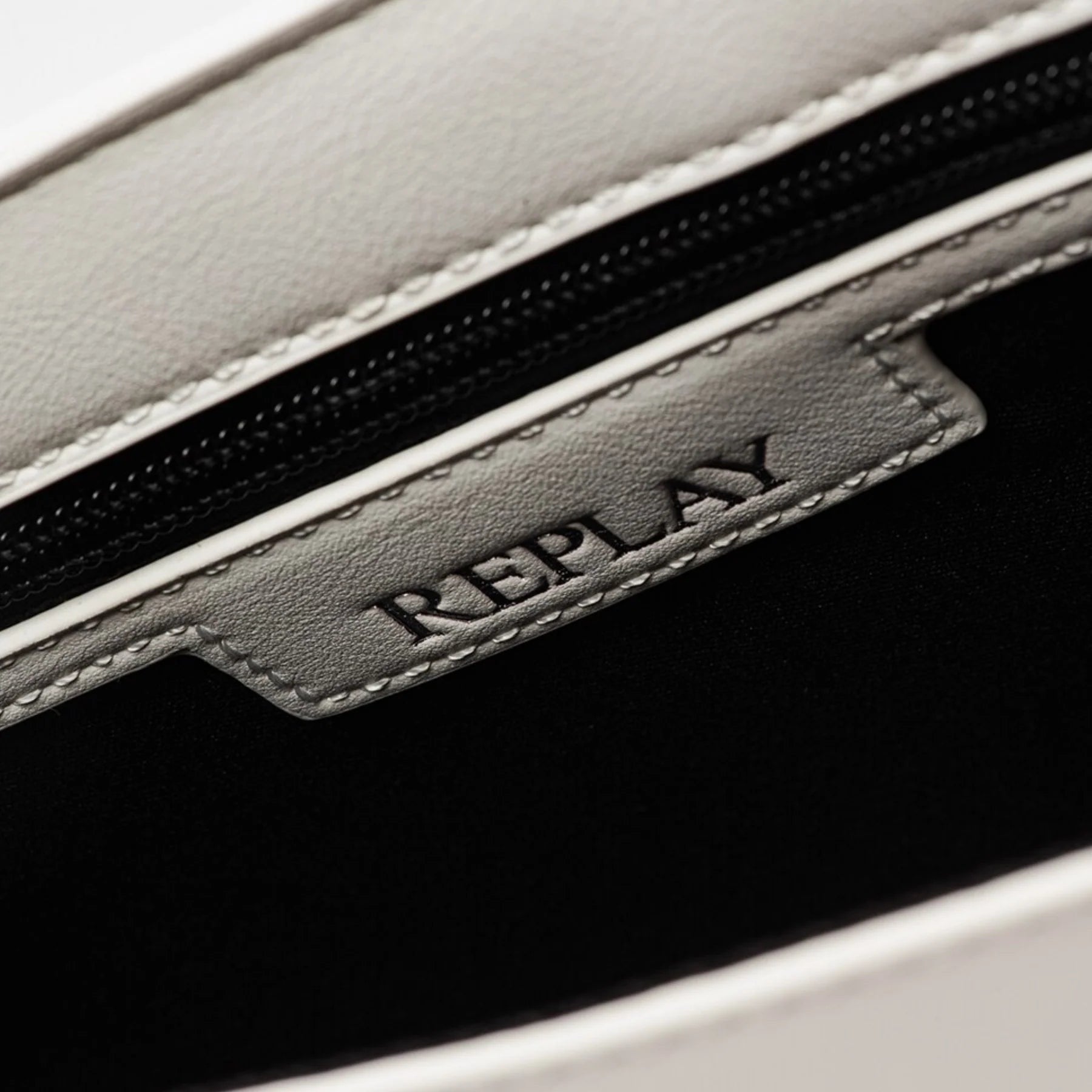 Дамска бяла чанта Replay Women Shoulder Bag FW3000.001.A0362B Inside View