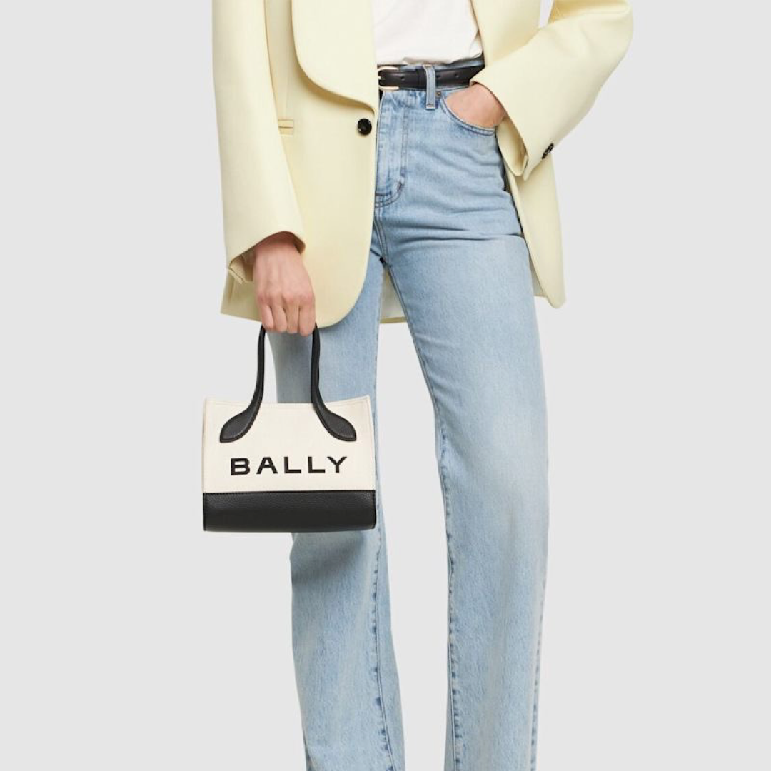 Дамска бяло черна чанта Bally Chic Contrast Mini Leather Handbag