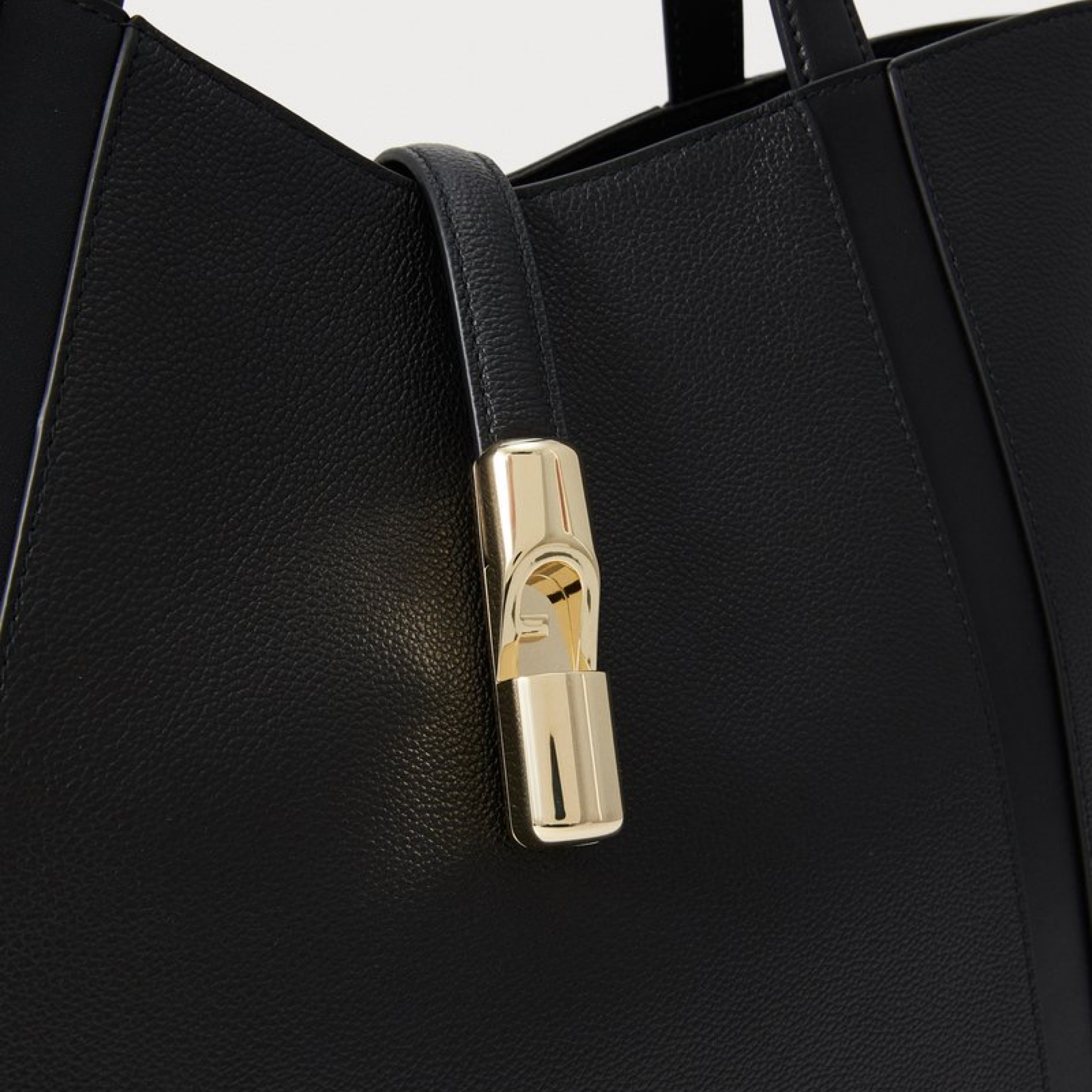 Дамска чанта Furla Goccia L Tote Bag WB01788 BX3353 O6000 Close-Up