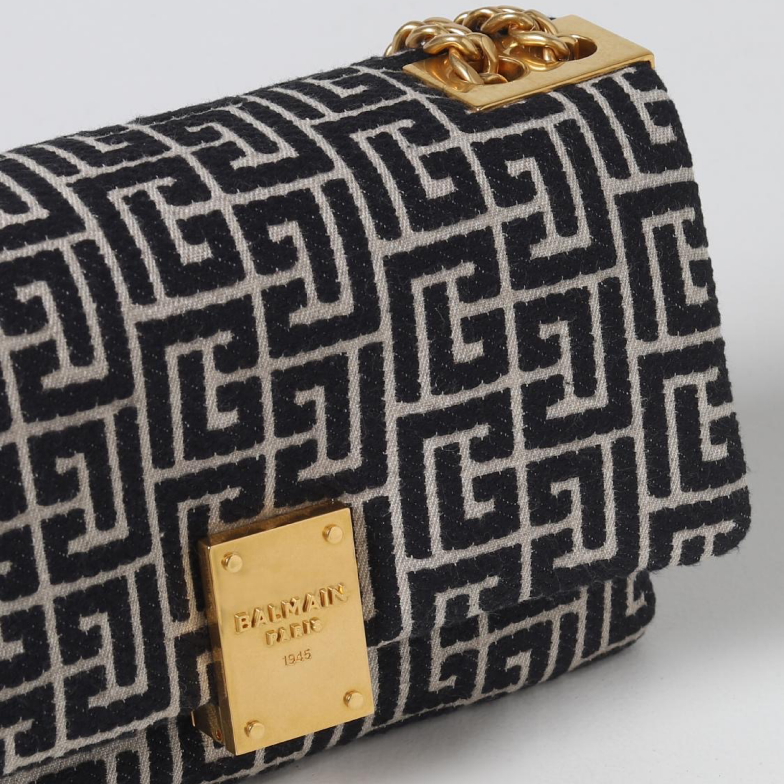 Balmain 1945 Shoulder Bag AN1BJ778TJNA GFE Close-Up