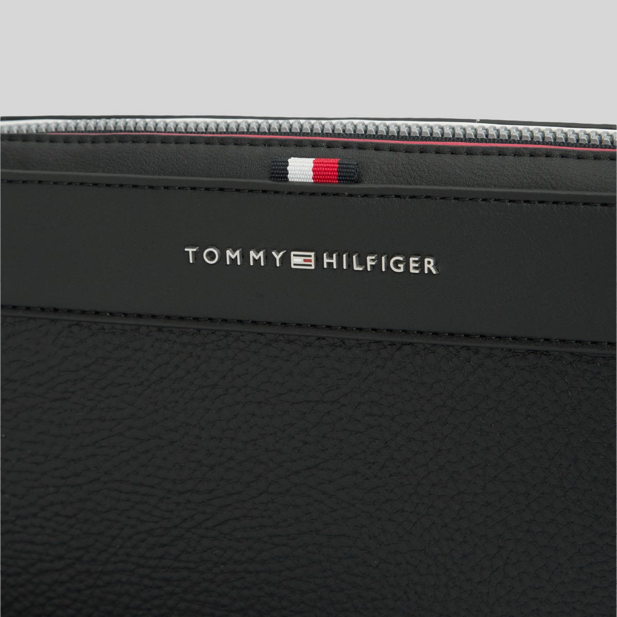 Мъжка клъч чанта Tommy Hilfiger Men Clutch Bag AM0AM14822 BDS Close-Up