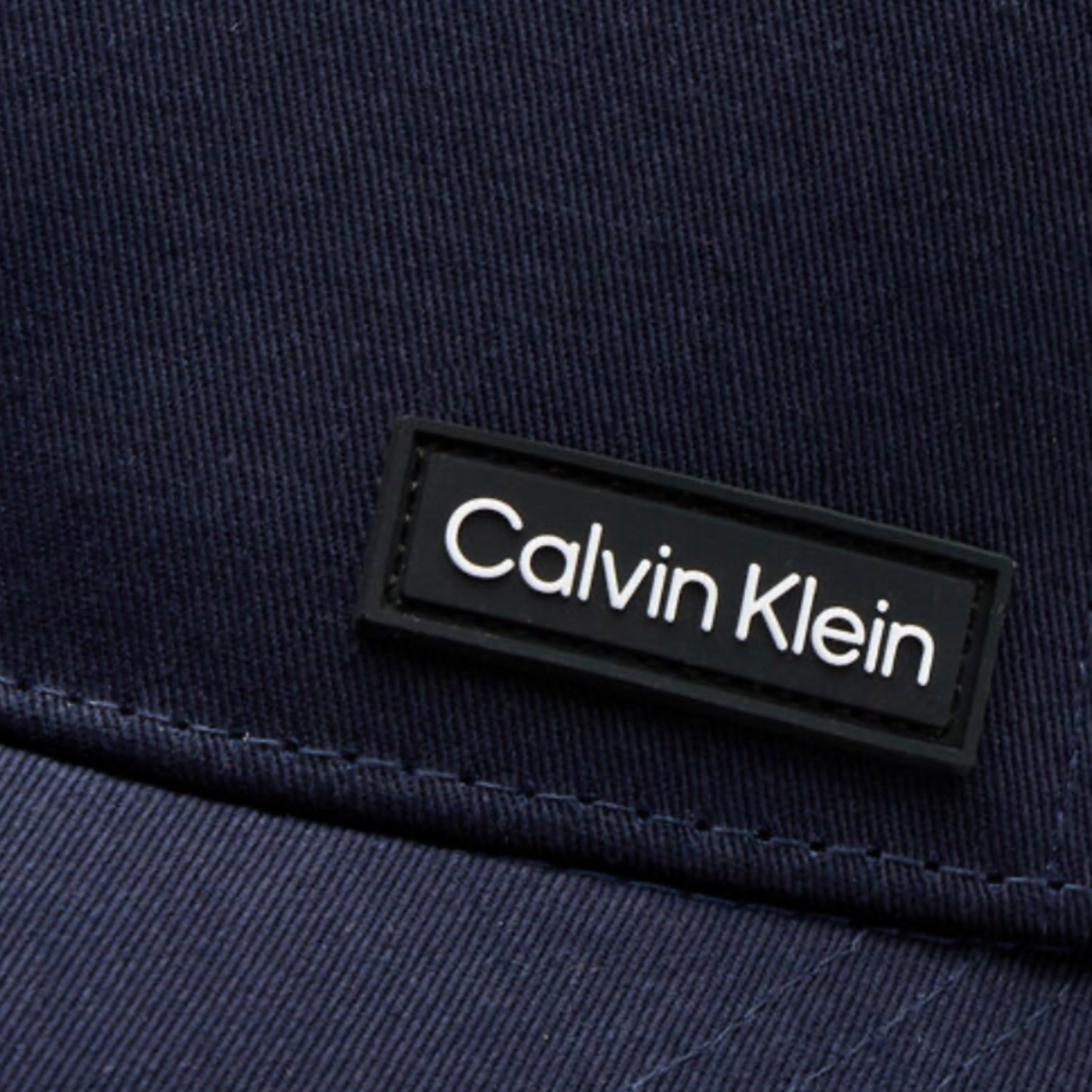 Мъжка шапка с козирка Calvin Klein K50K510487 в тъмно синьо