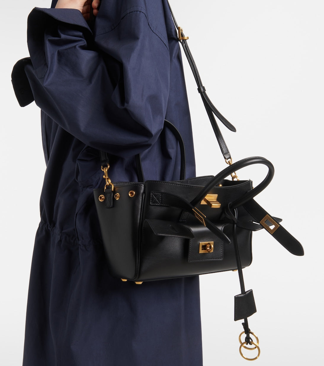 Дамска луксозна чанта Women’s medium shoulder bag Balenciaga Bel Air 8356702ABAV1000 lifestyle view