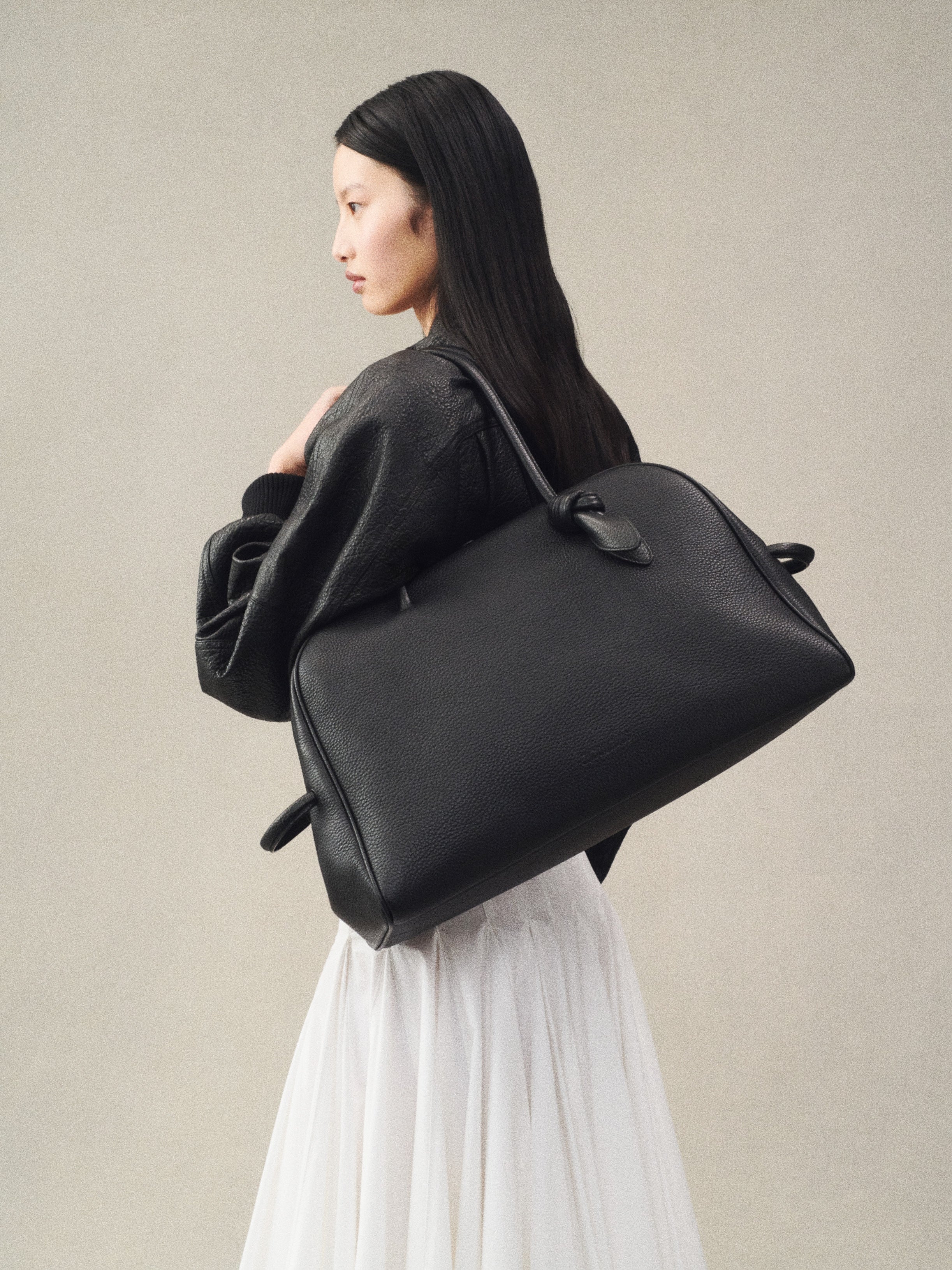 Пътна чанта Travel bag Jacquemus Le Grand Tourisme BAU00427AC03A03990 Black lifestyle view