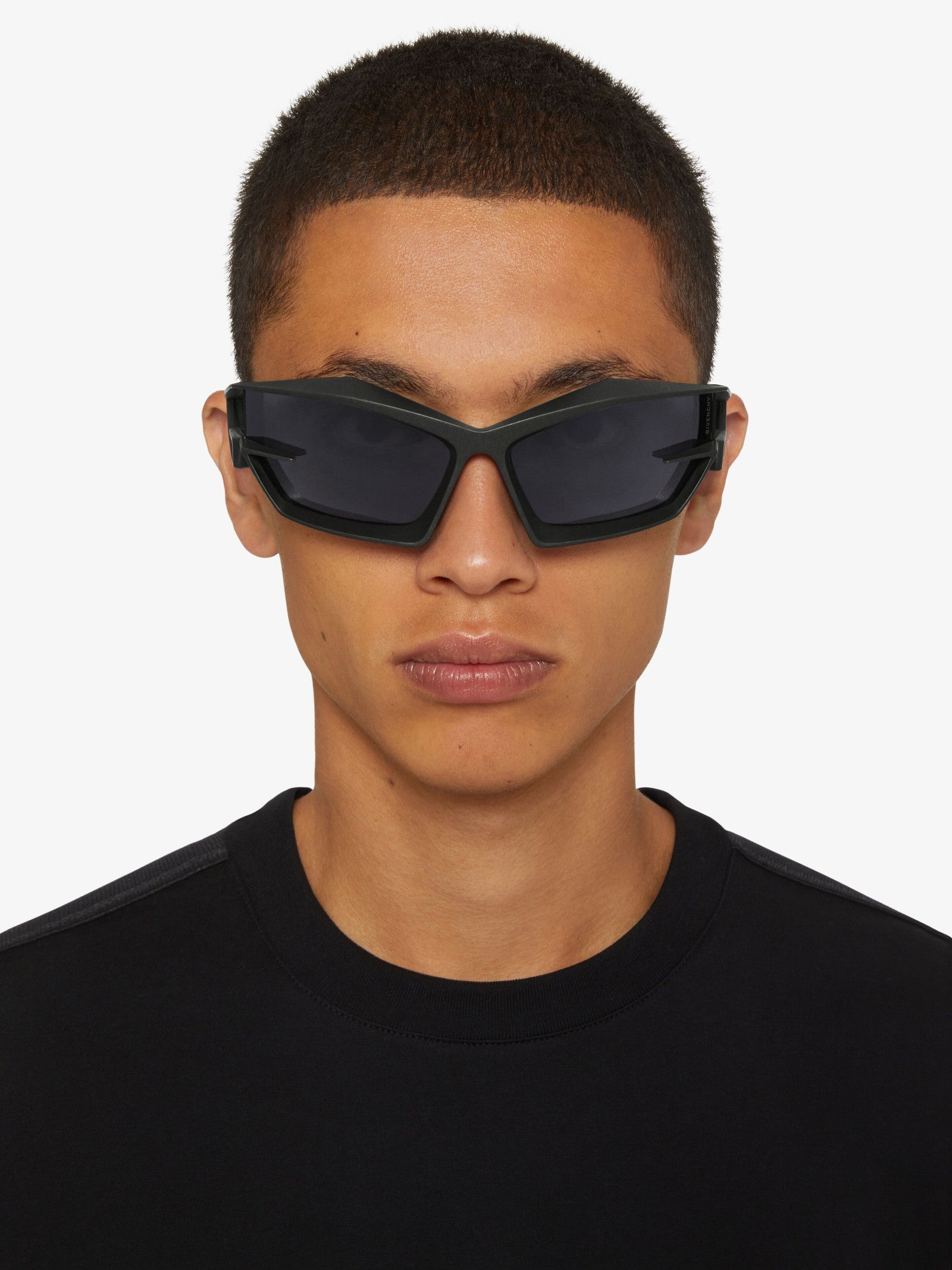 Слънчеви очила Unisex sunglasses Givenchy GIV CUT BR007GR04 A001 Black lifestyle view 4
