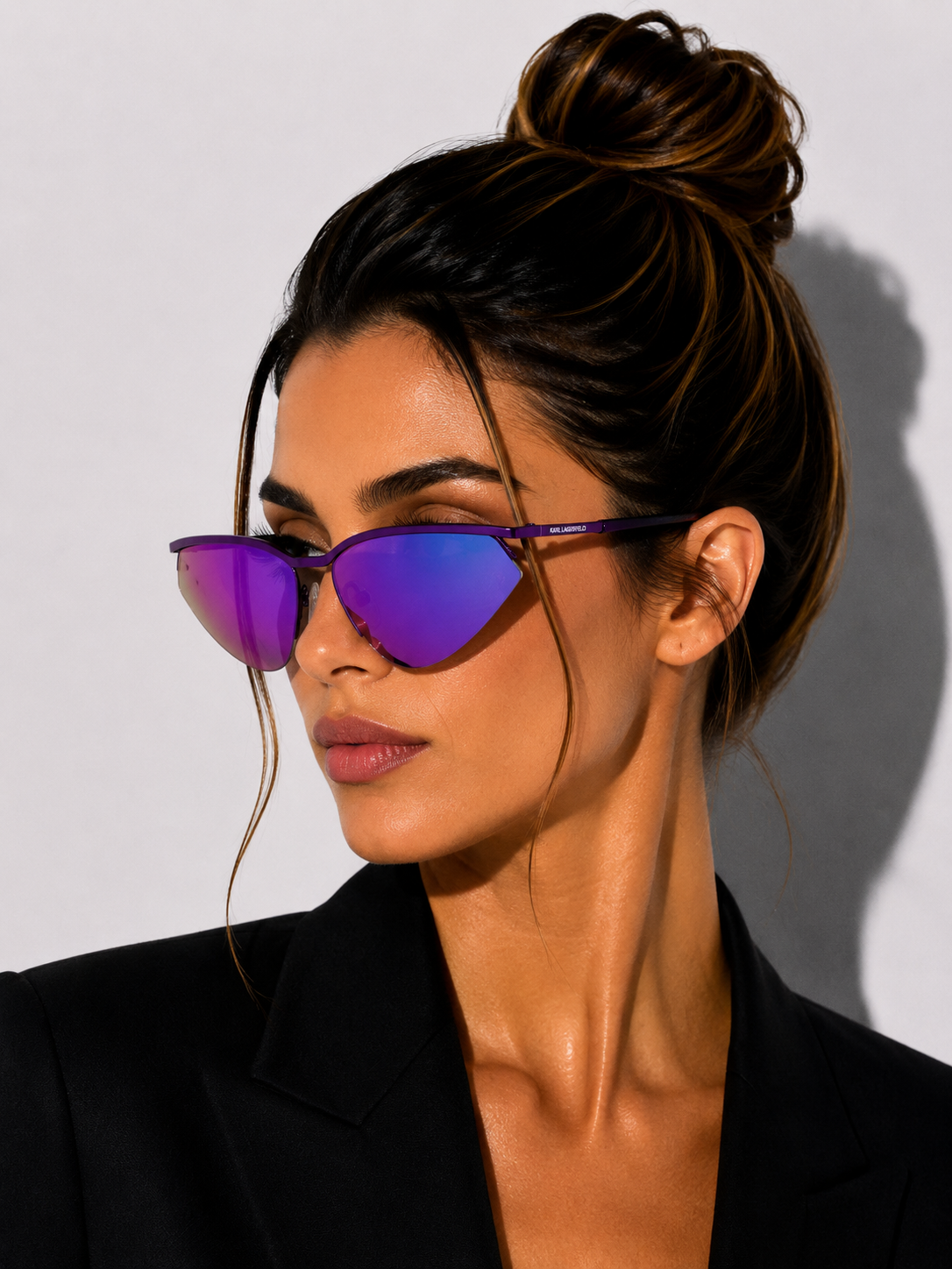 Слънчеви очила Unisex sunglasses KARL LAGERFELD KL352S 500 Purple lifestyle view