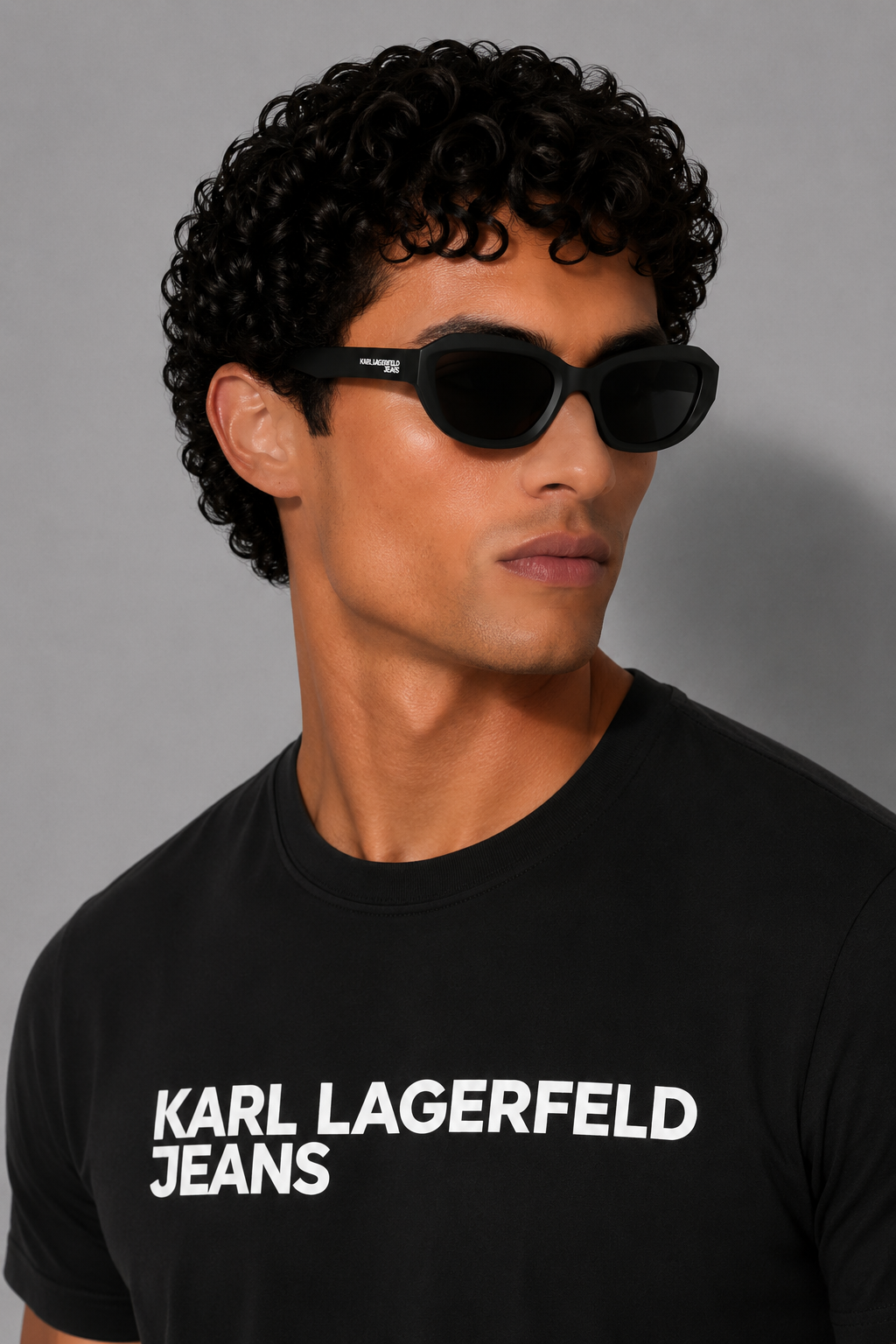 Слънчеви очила Unisex sunglasses Karl Lagerfeld Jeans KLJ6200S 005 black lifestyle view