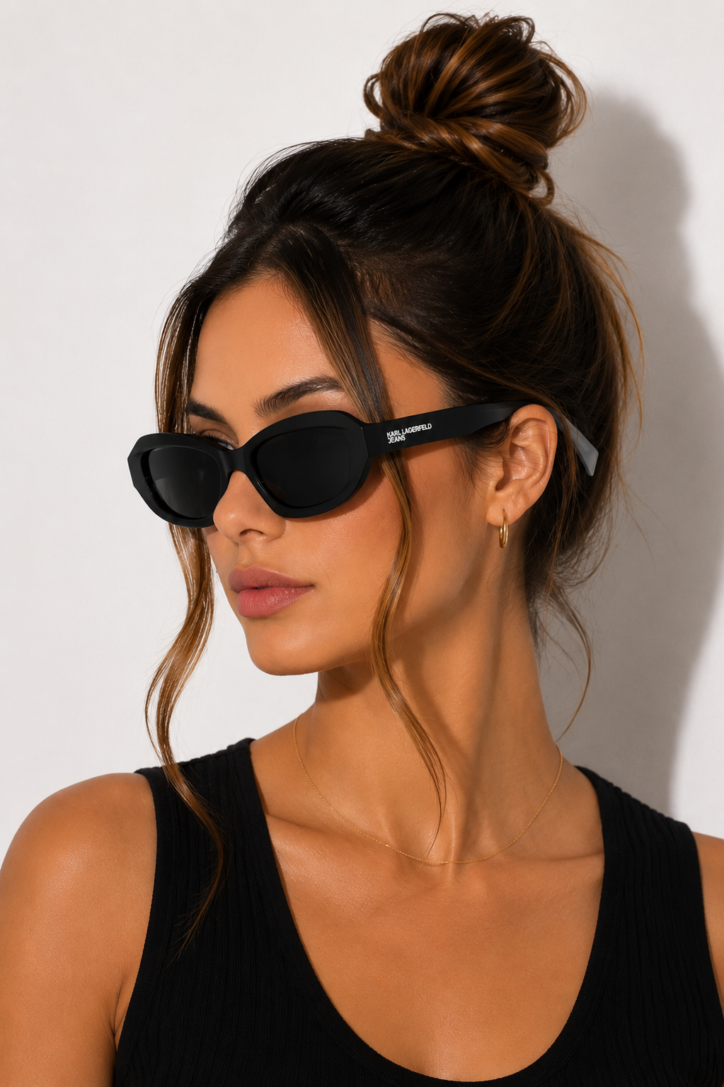 Слънчеви очила Unisex sunglasses Karl Lagerfeld Jeans KLJ6200S 005 black lifestyle view 2