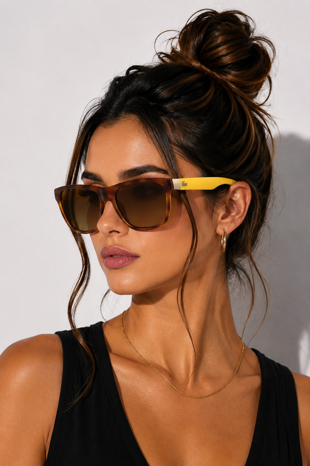 Слънчеви очила Unisex sunglasses LACOSTE
L664S 218 Brown Havana / Yellow lifestyle view 2