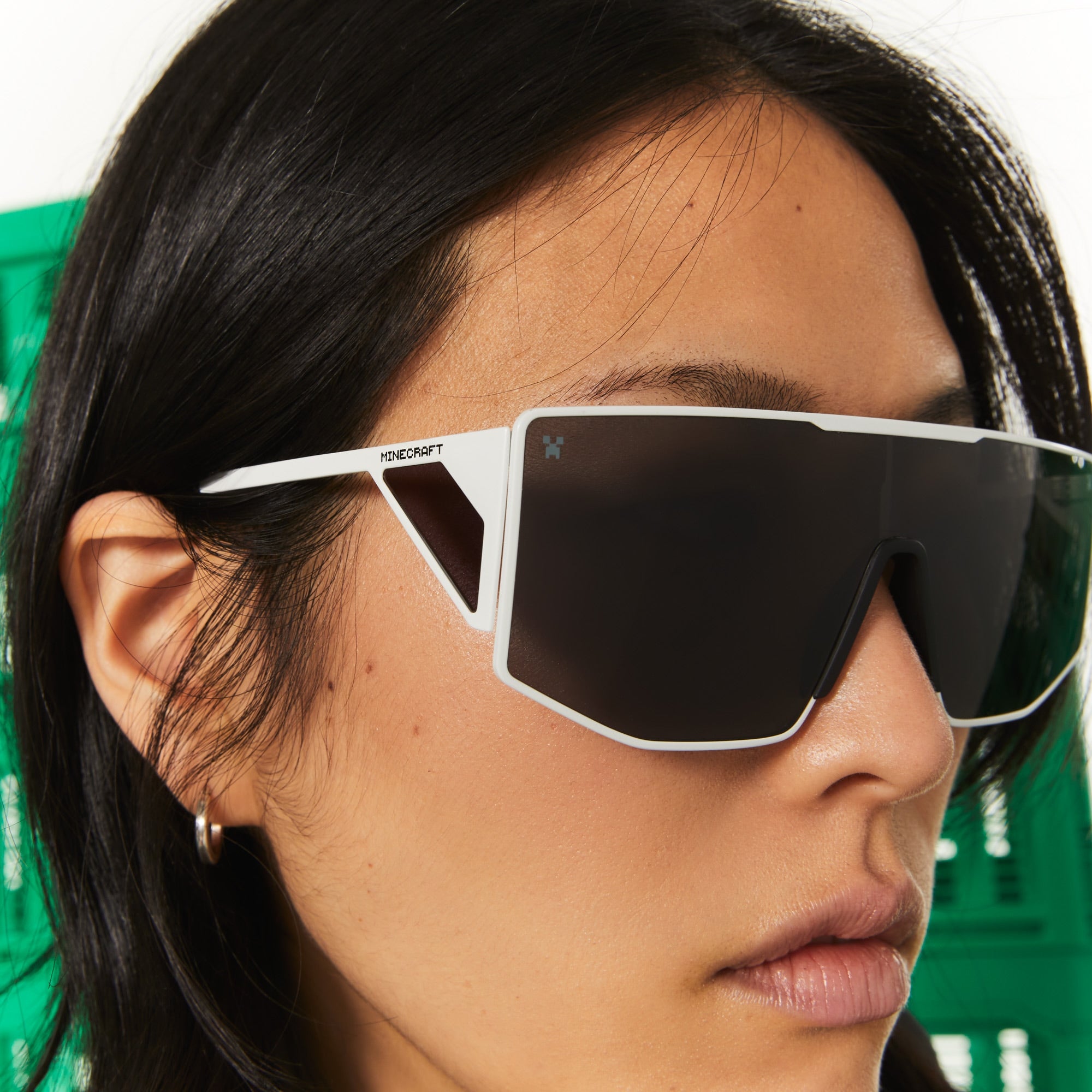 Слънчеви очила Unisex sunglasses LACOSTE X Minecraft L253S 101 White close up view