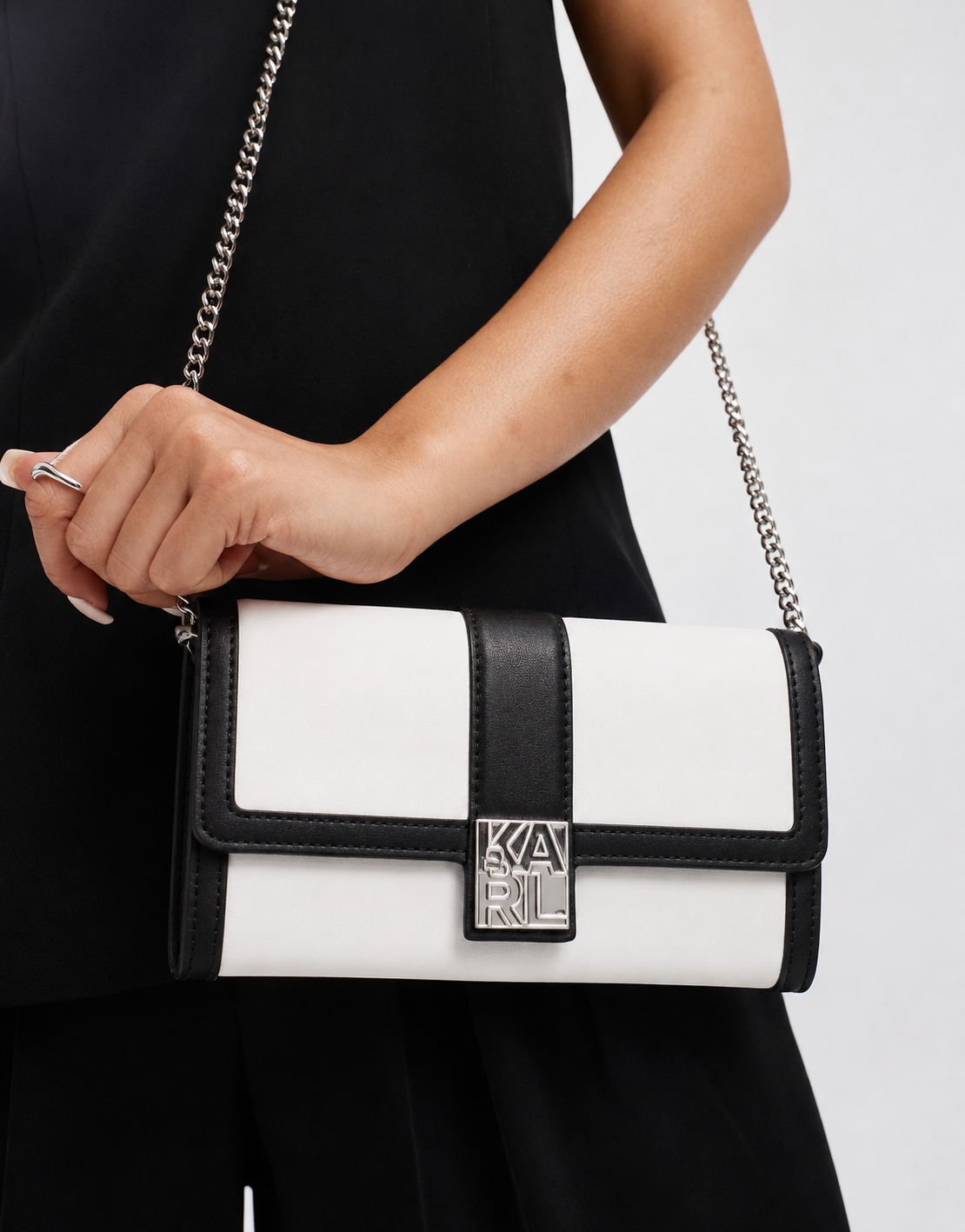 Дамска клъч чанта Women’s clutch bag Karl Lagerfeld BSW32001101 White and Black close
Up