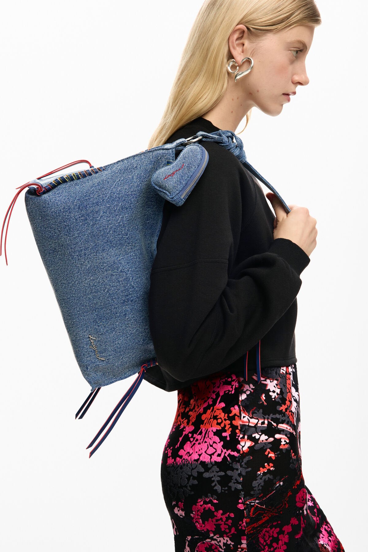 Дамска чанта Women’s denim shoulder bag Desigual 26SAXD31 5005 denim lifestyle view 2