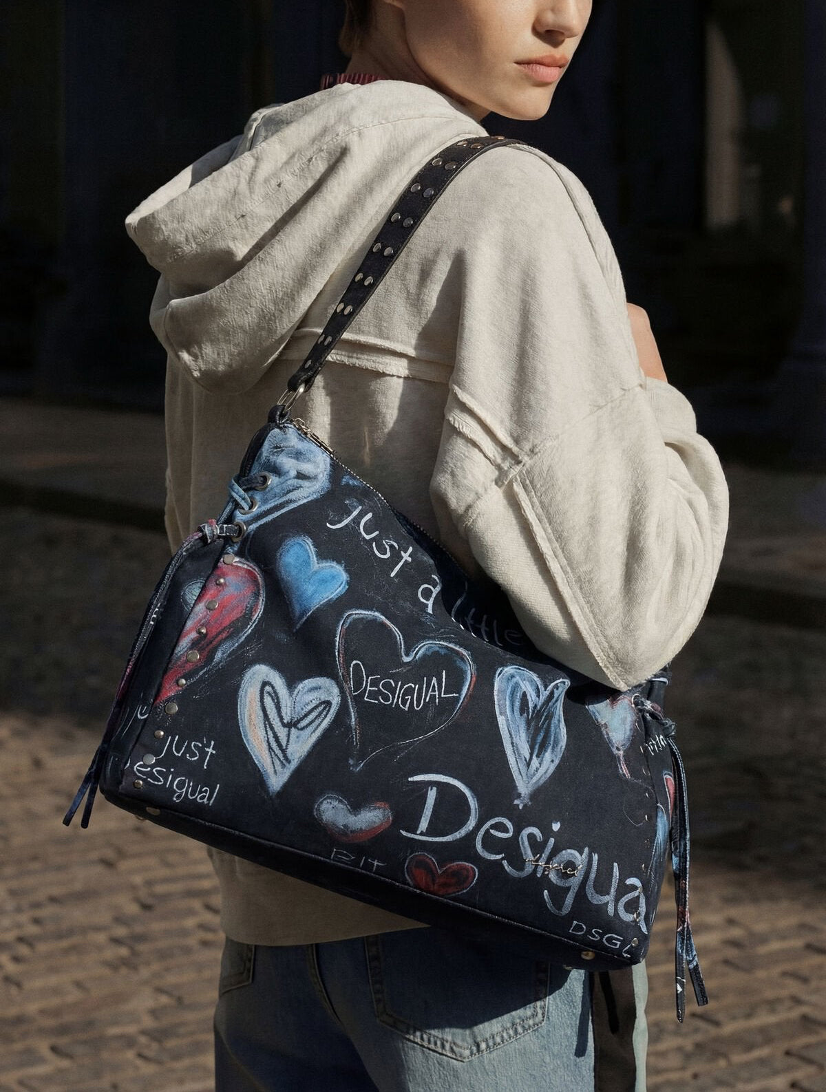 Дамска чанта Women’s graffiti handbag Desigual
26SAXA56 9019 social media view