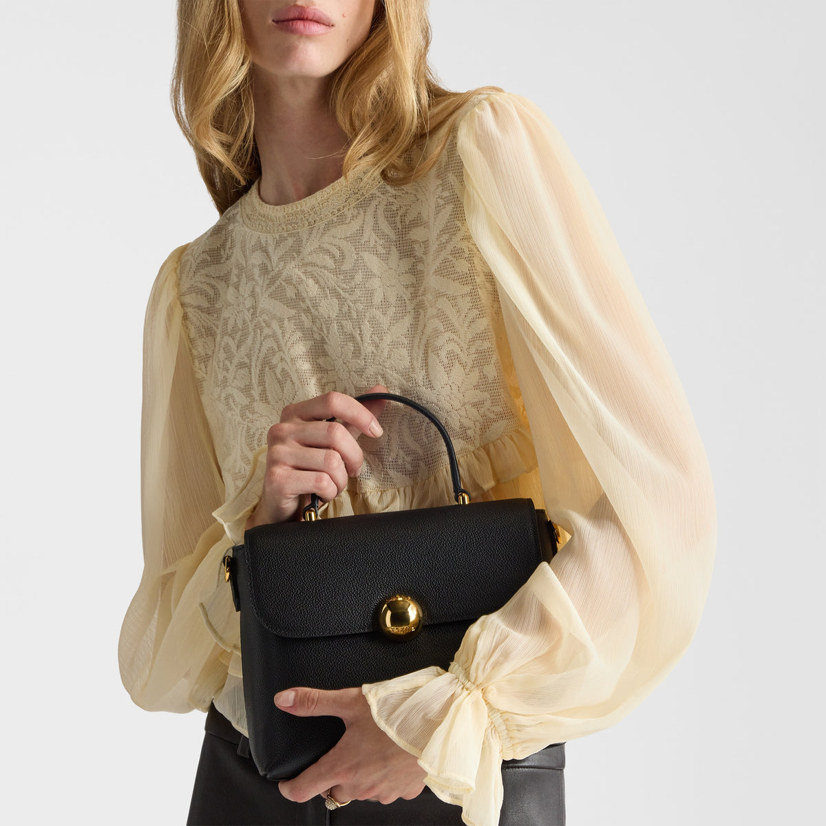 Women’s handbag Furla Moonlight S Top Handle
WB01882_BX3036_1002_O6000 Black lifestyle view