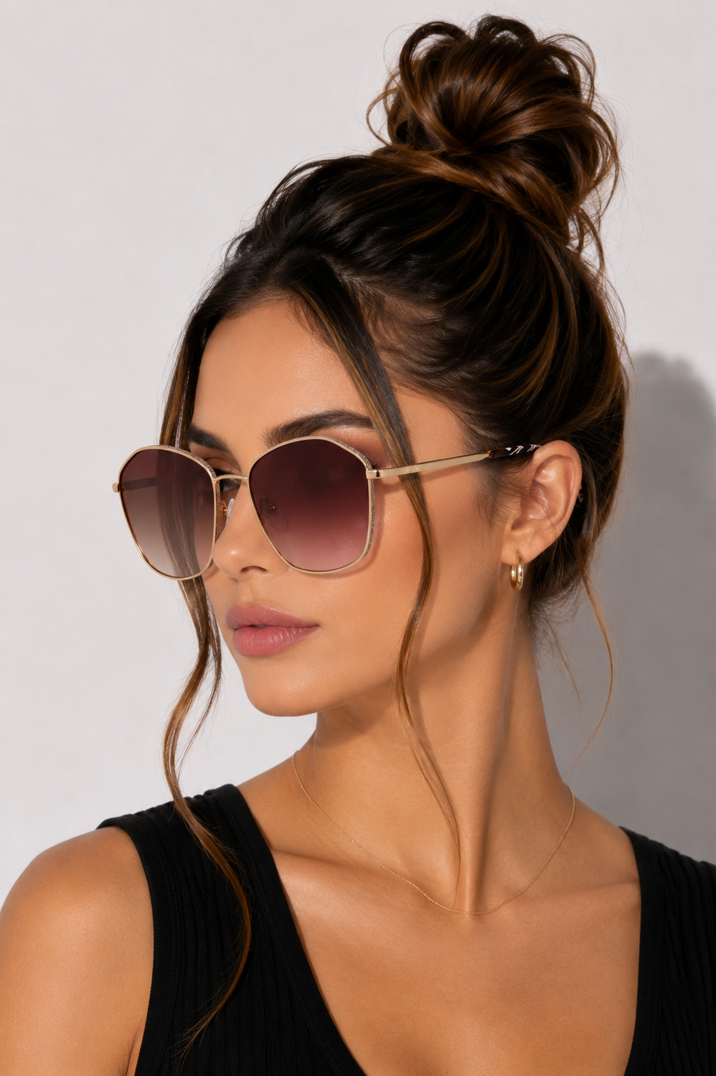 Дамски метални слънчеви очила Women’s metal sunglasses LIU JO LJ157S 731 lifestyle view