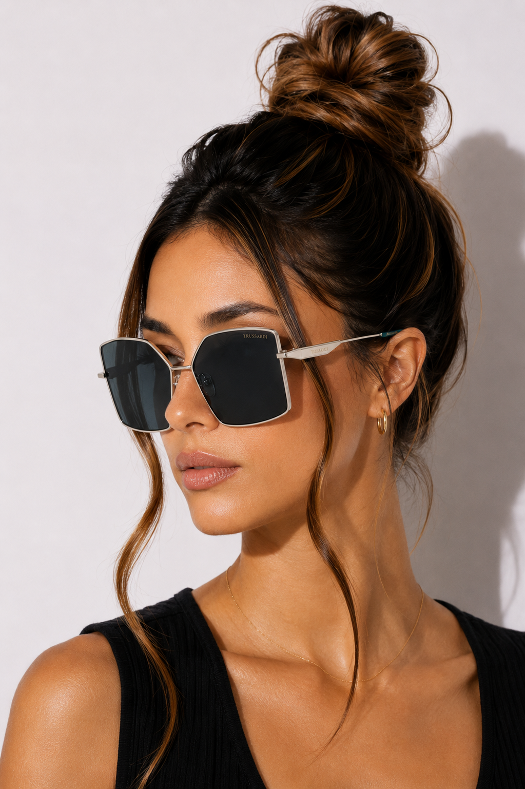Дамски слънчеви очила Women’s metal sunglasses Trussardi TSW3013 03A lifestyle view
