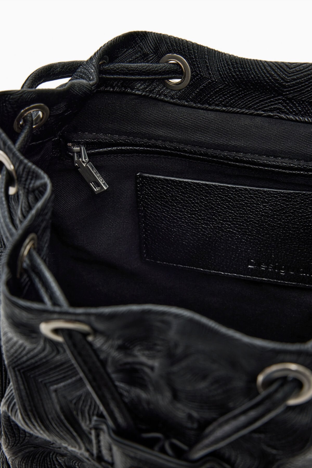 Дамска раница Women’s rucksack Desigual
26SAKP04 2000 Black inside view