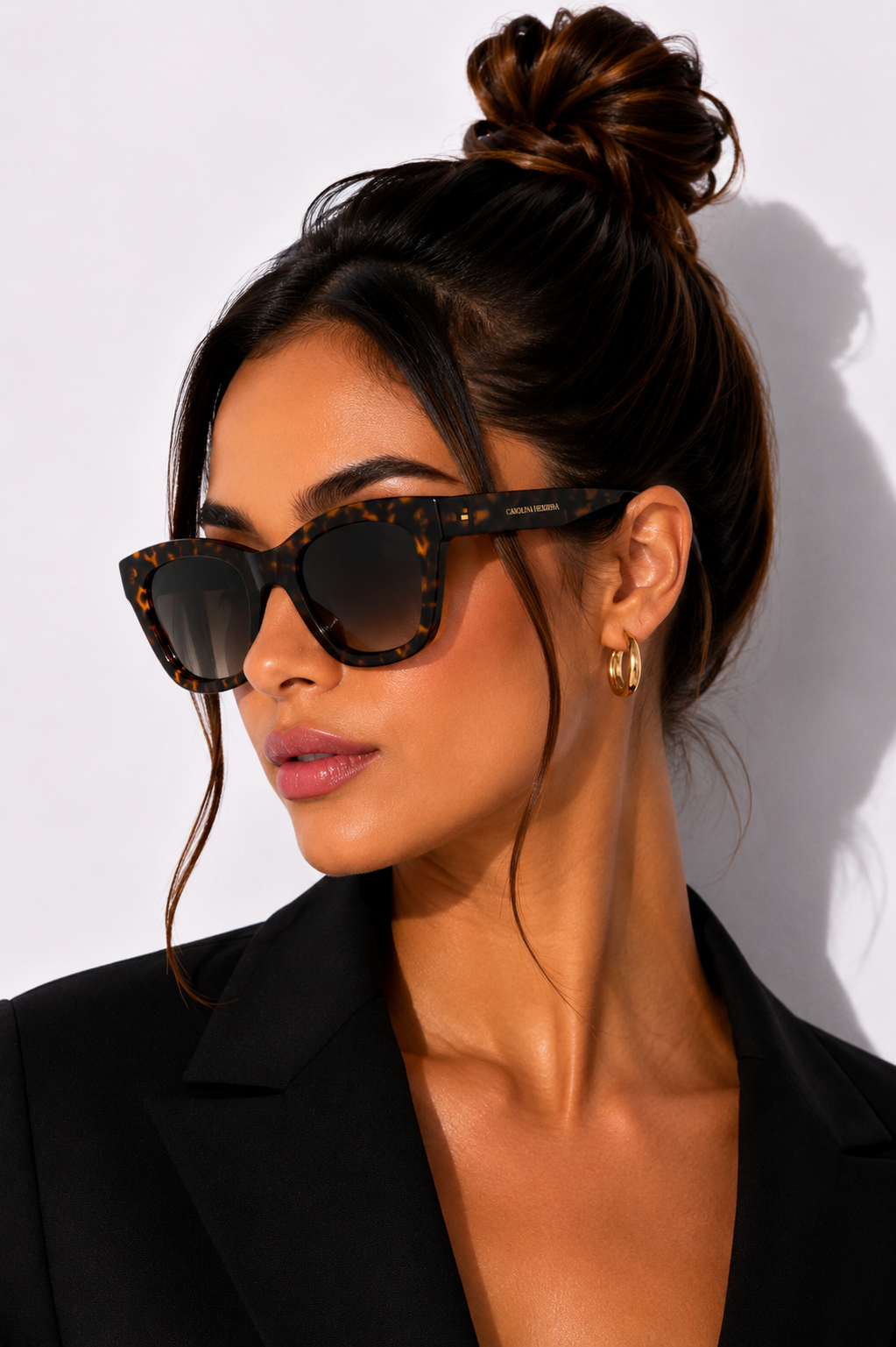 Дамски слънчеви очила Women’s sunglasses CAROLINA HERRERA CH-0015-S-086 Brown lifestyle view
