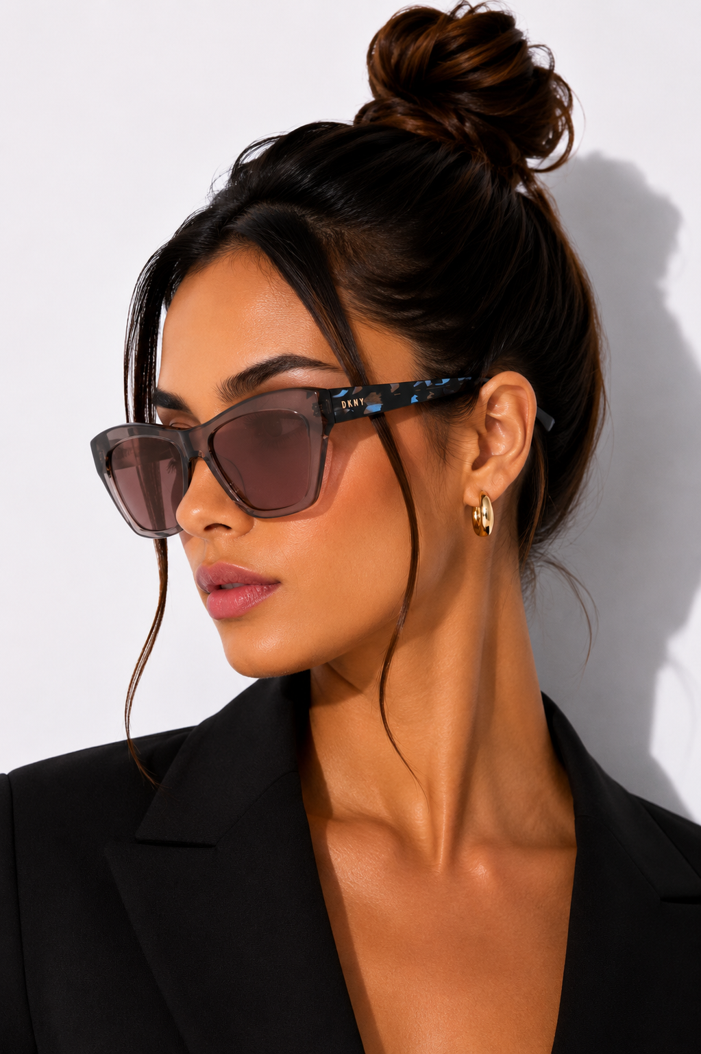Дамски слънчеви очила Women’s sunglasses DKNY DK535S 270 Transparent Smoke / Crystal Smoke lifestyle view