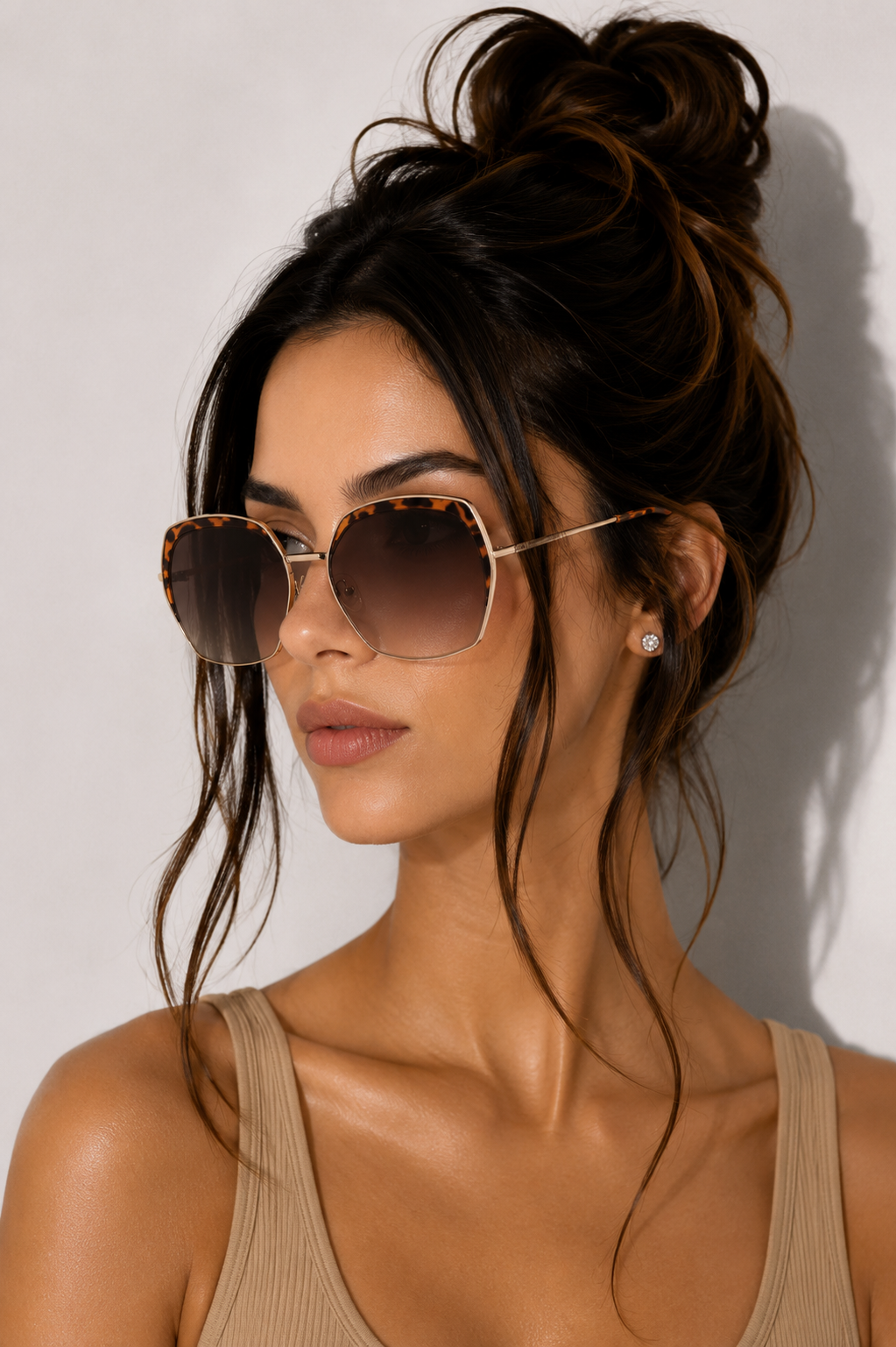 Дамски слънчеви очила Women’s sunglasses GUESS GF0410 32F lifestyle view