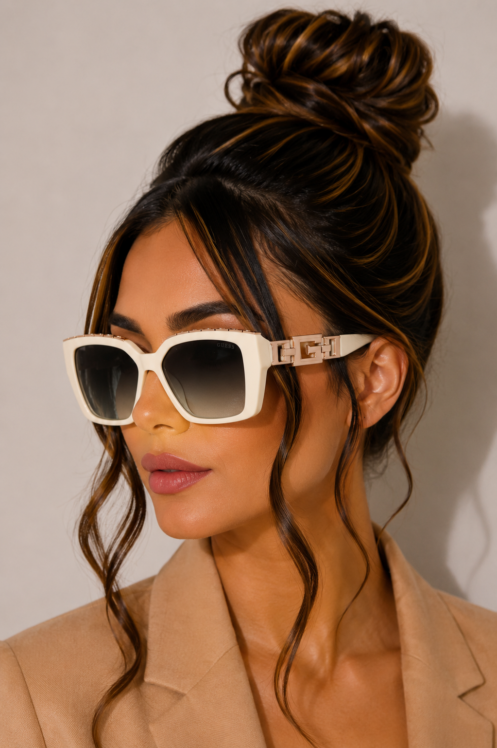 Дамски слънчеви очила Women’s sunglasses Guess GU7915 21P White lifestyle view