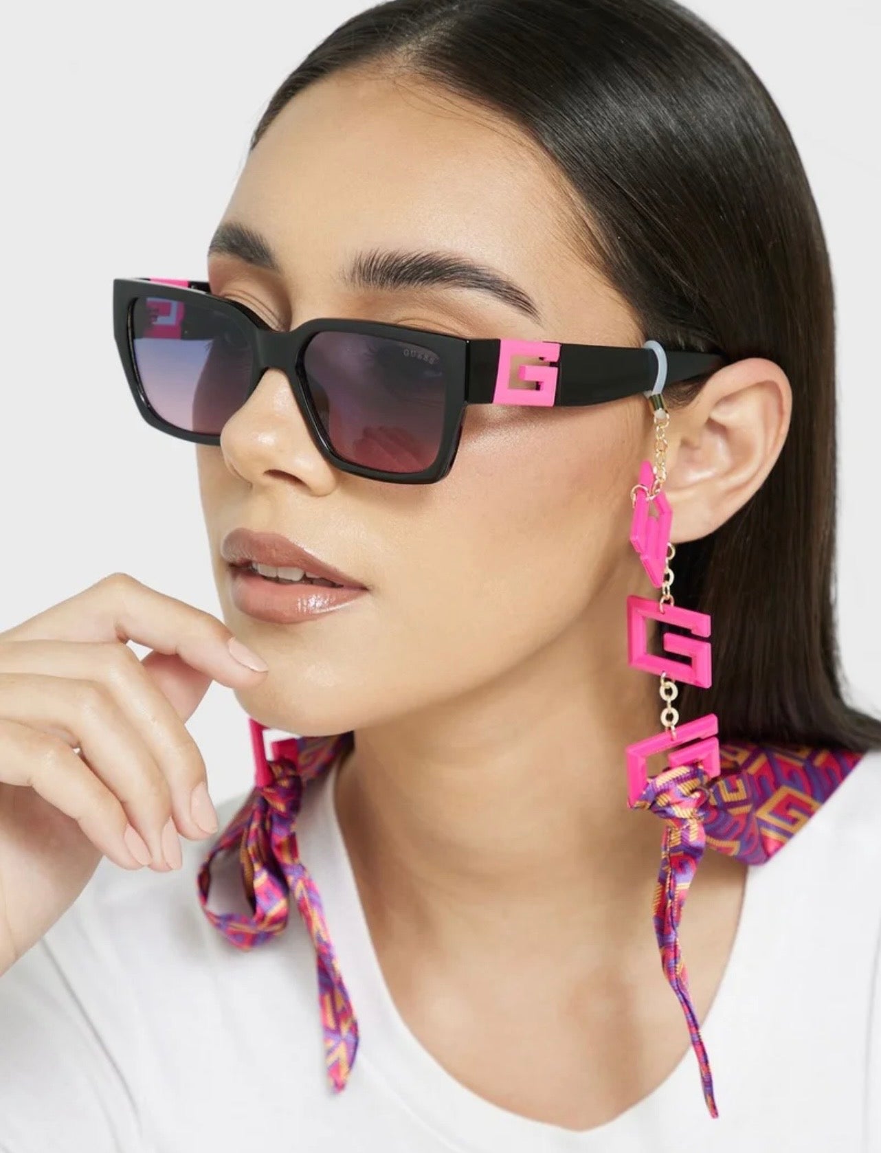 Дамски слънчеви очила Women’s sunglasses Guess GU7916 74T lifestyle view