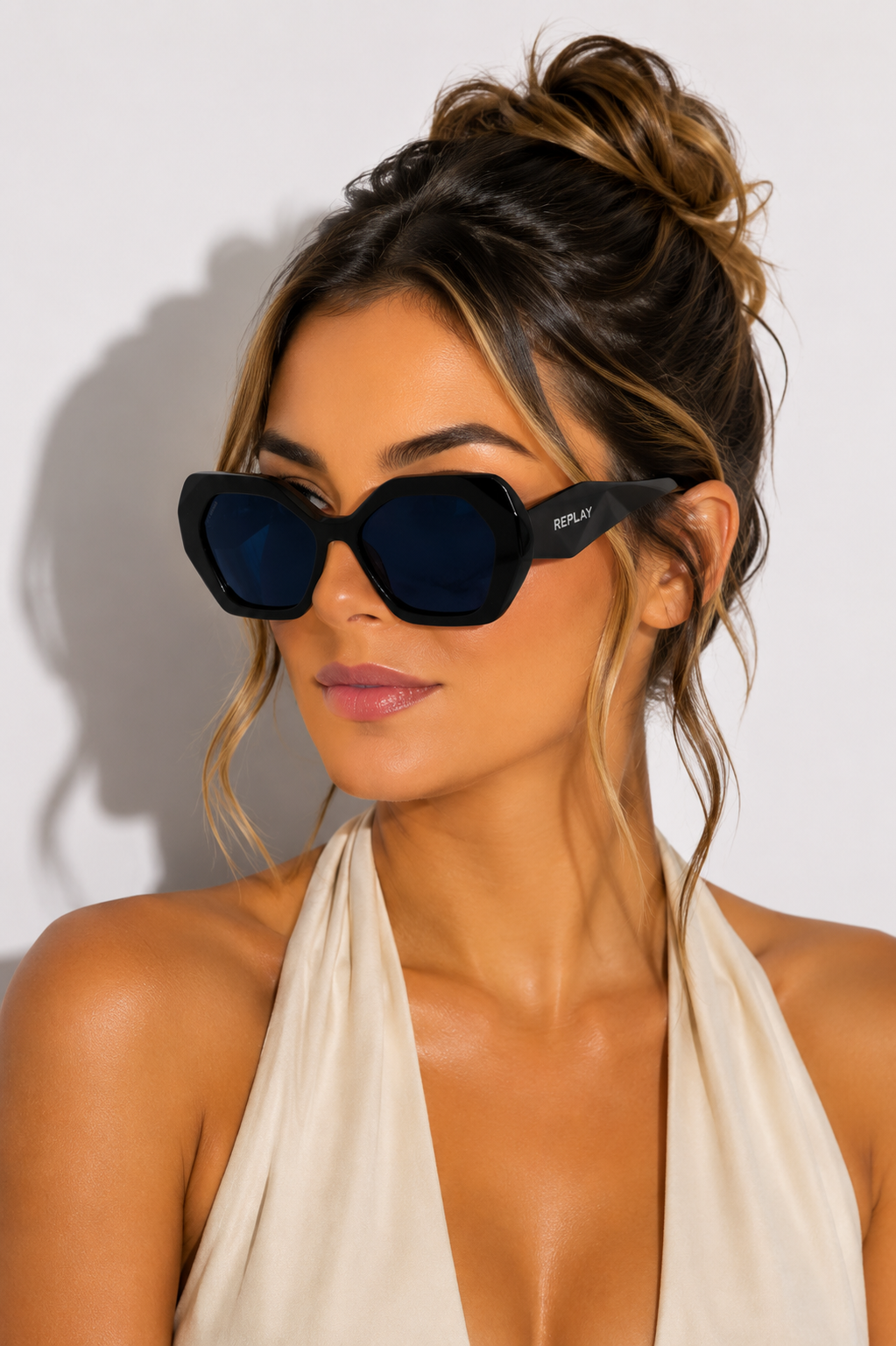 Слънчеви очила Women’s sunglasses Replay
RY644S 01 Black lifestyle view