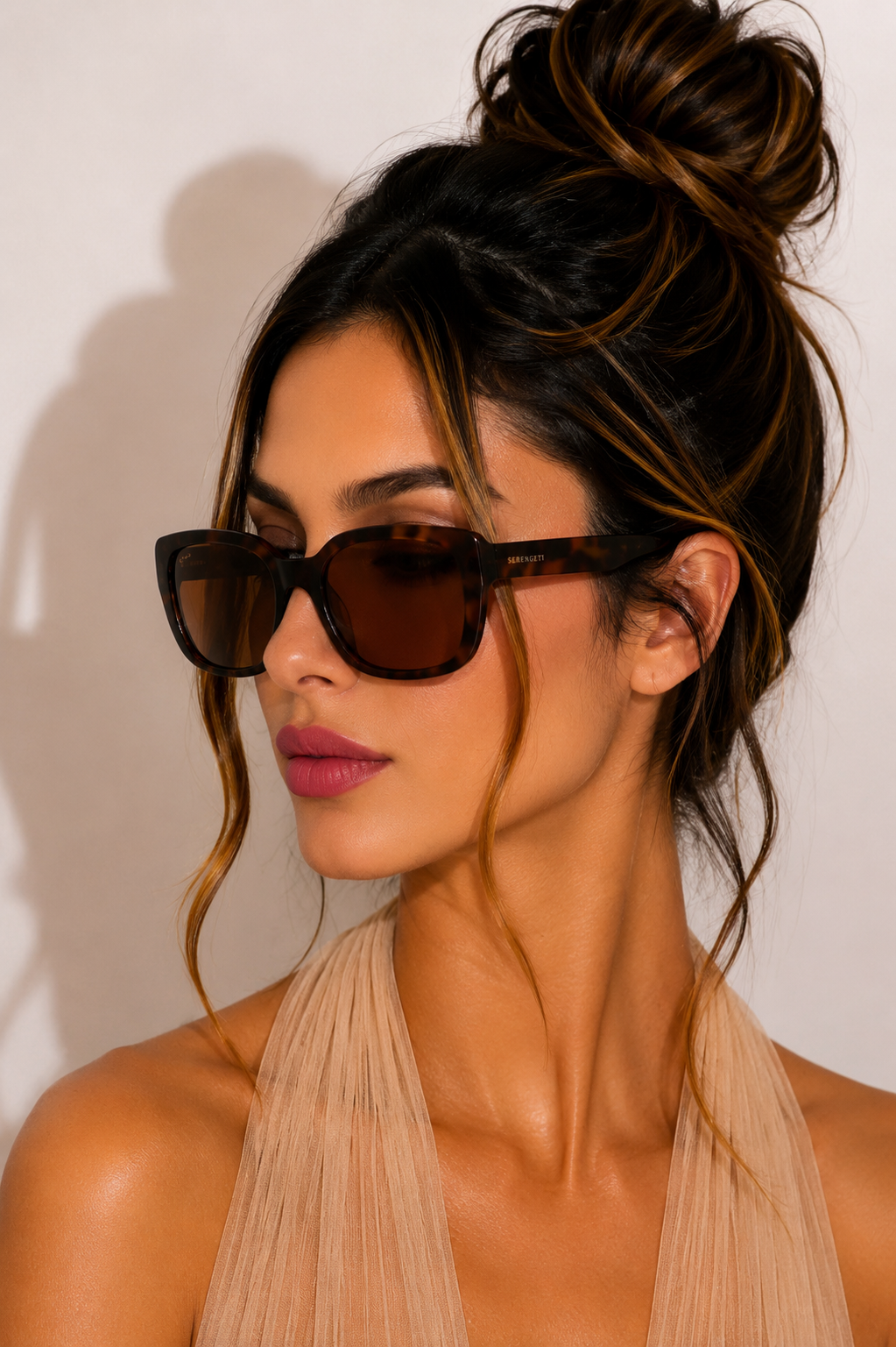 Дамски слънчеви очила Women’s sunglasses Serengeti SS536004 Wakota Brown lifestyle view