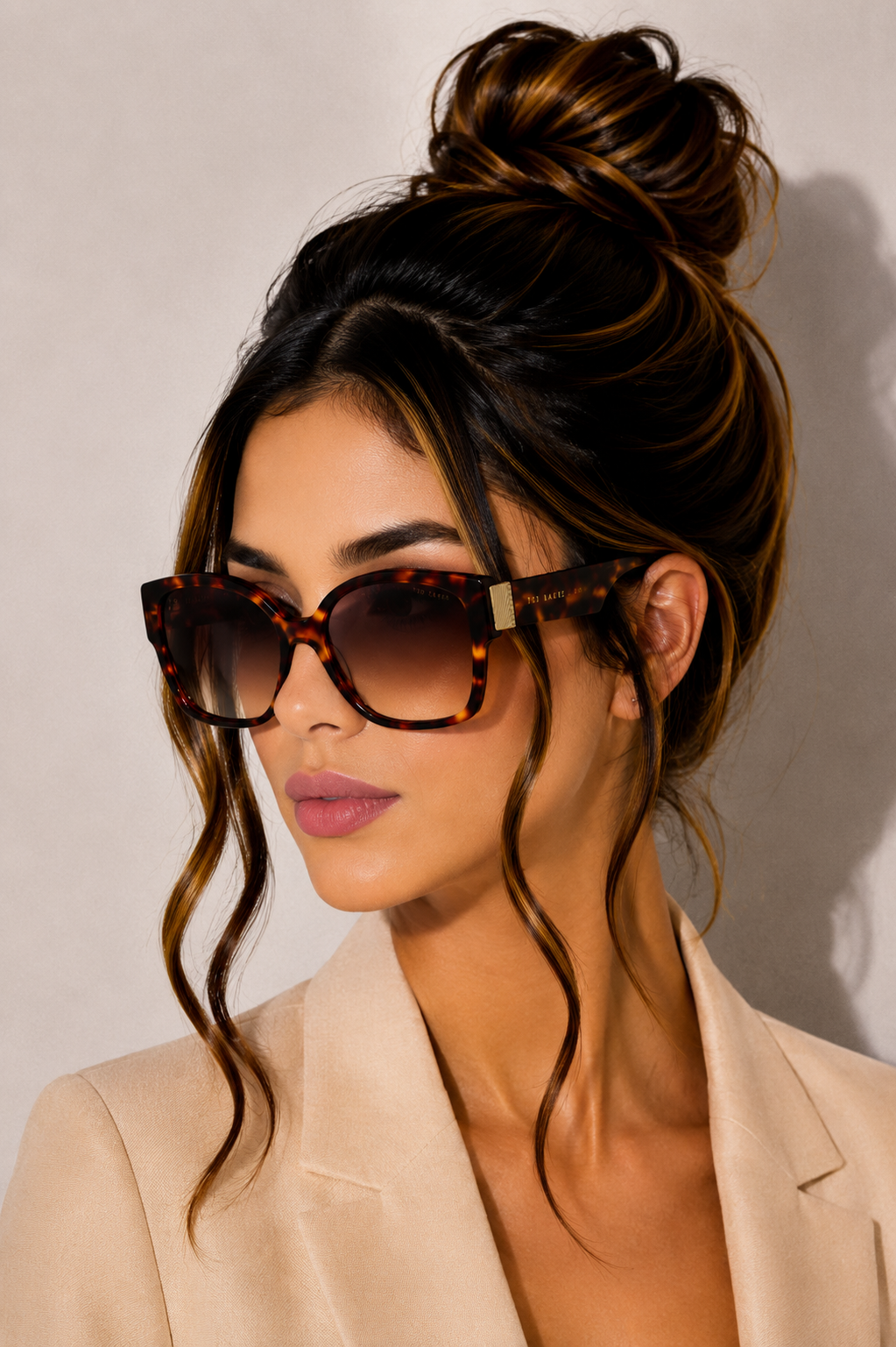 Дамски слънчеви очила Women’s sunglasses Ted Baker TB1767 100 Brown lifestyle view