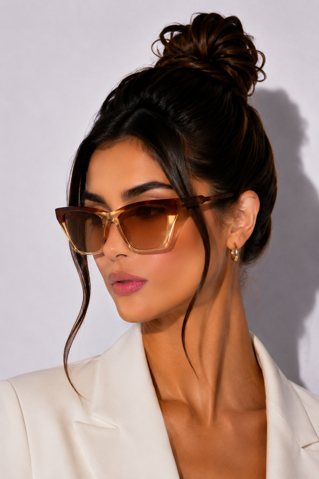 Дамски слънчеви очила Women’s sunglasses VICTORIA BECKHAM VB638S 218 Brown Havana lifestyle view