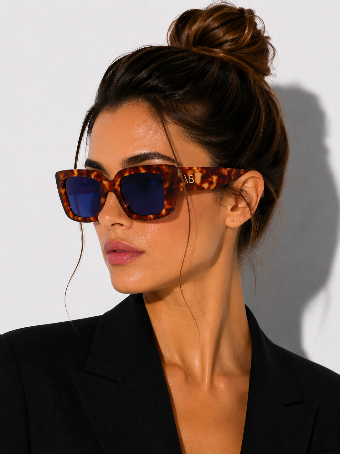 Дамски слънчеви очила Women’s sunglasses VICTORIA BECKHAM VB653S 222 Light Havana / Blue Lens lifestyle view