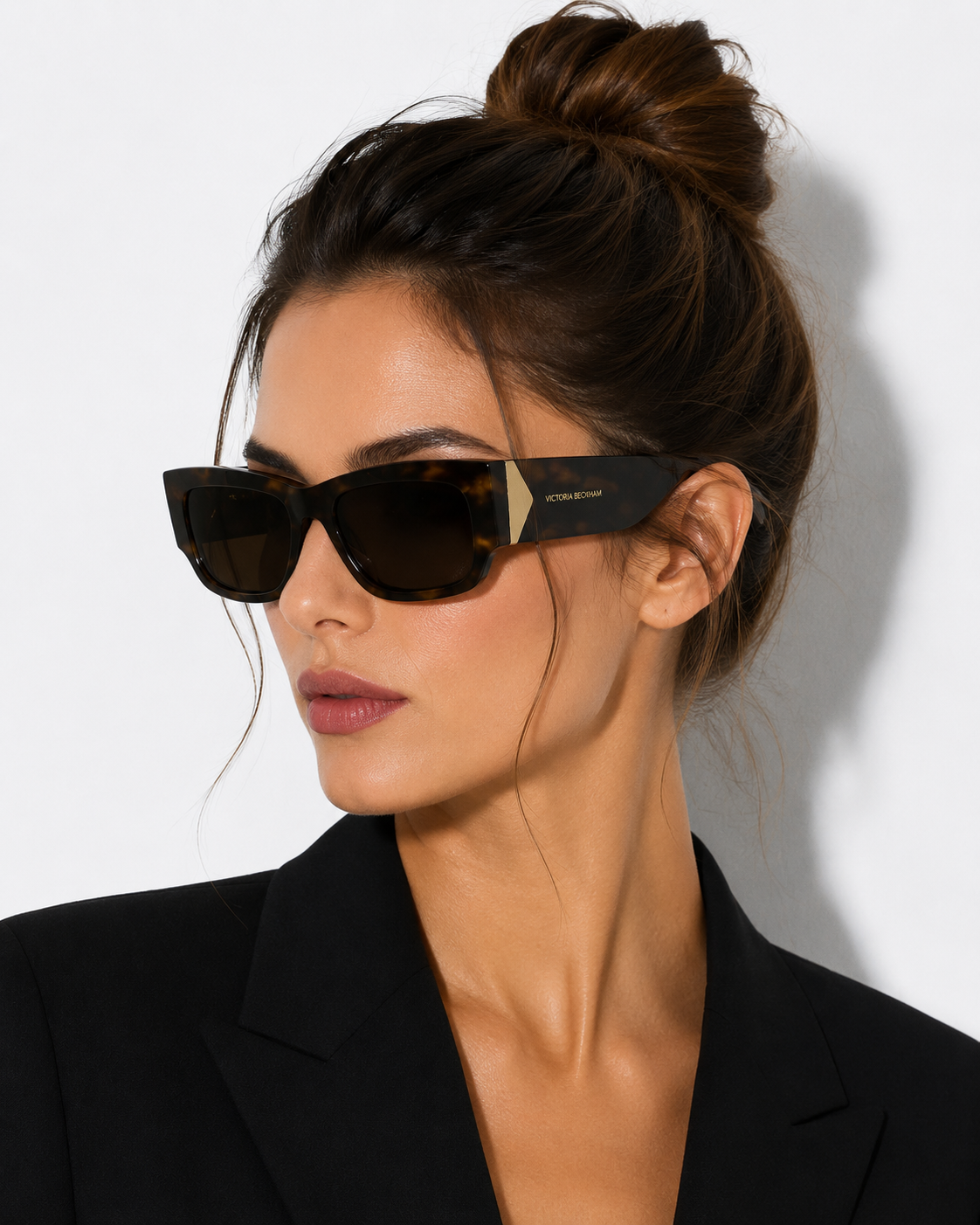 Дамски слънчеви очила Women’s sunglasses VICTORIA BECKHAM VB666S 321 Dark Brown Lifestyle view