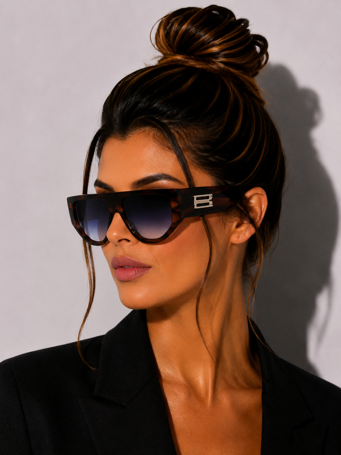Дамски слънчеви очила Women’s sunglasses VICTORIA BECKHAM VB676S 227 Brown lifestyle view