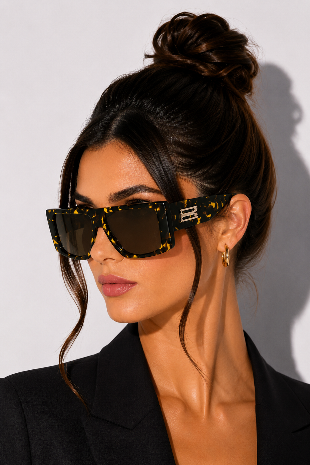 Дамски слънчеви очила Women's sunglasses VICTORIA BECKHAM VB678S 012 Black Yellow Havana lifestyle view