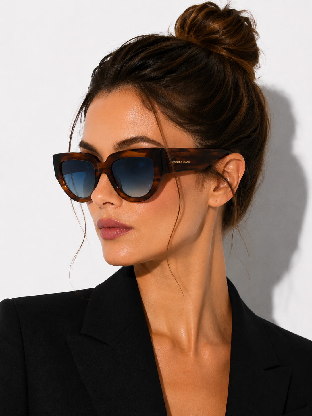 Дамски слънчеви очила Women’s sunglasses VICTORIA BECKHAM VB679S 227 Dark Havana lifestyle view