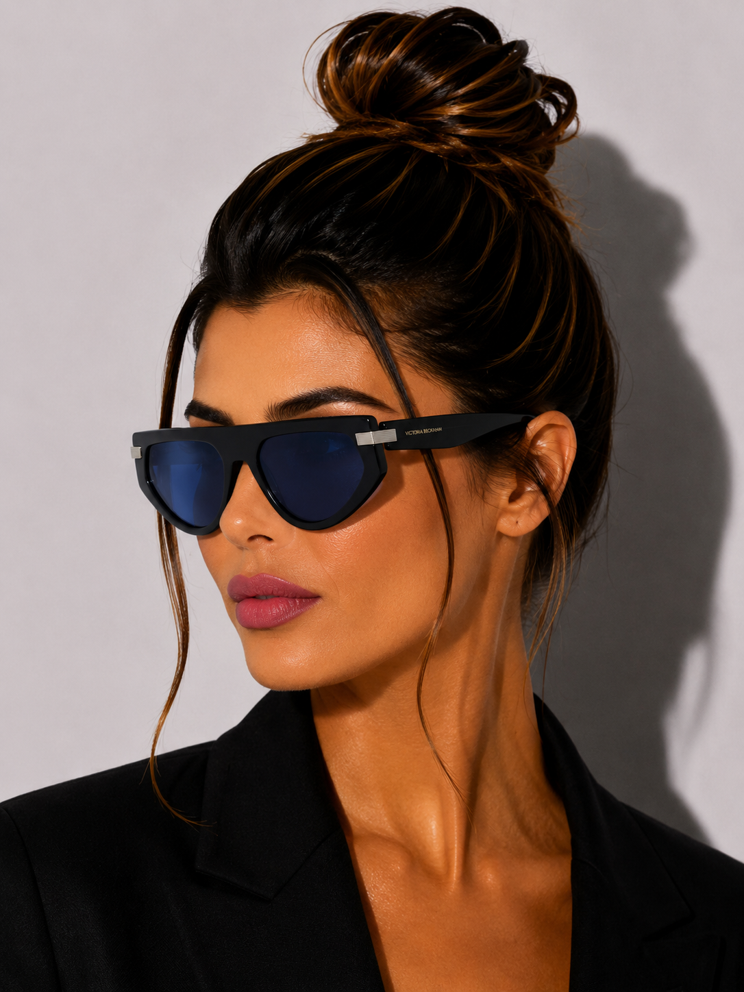 Дамски слънчеви очила Women’s sunglasses VICTORIA BECKHAM VB685S 415 Mettalic Midnight Blue lifestyle view