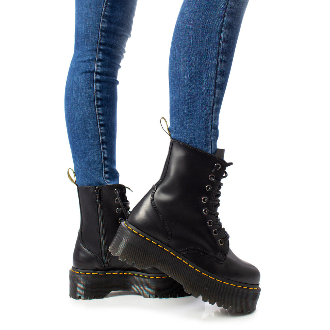 Дамски боти Dr. Martens Women Boots 
15265001 Model View